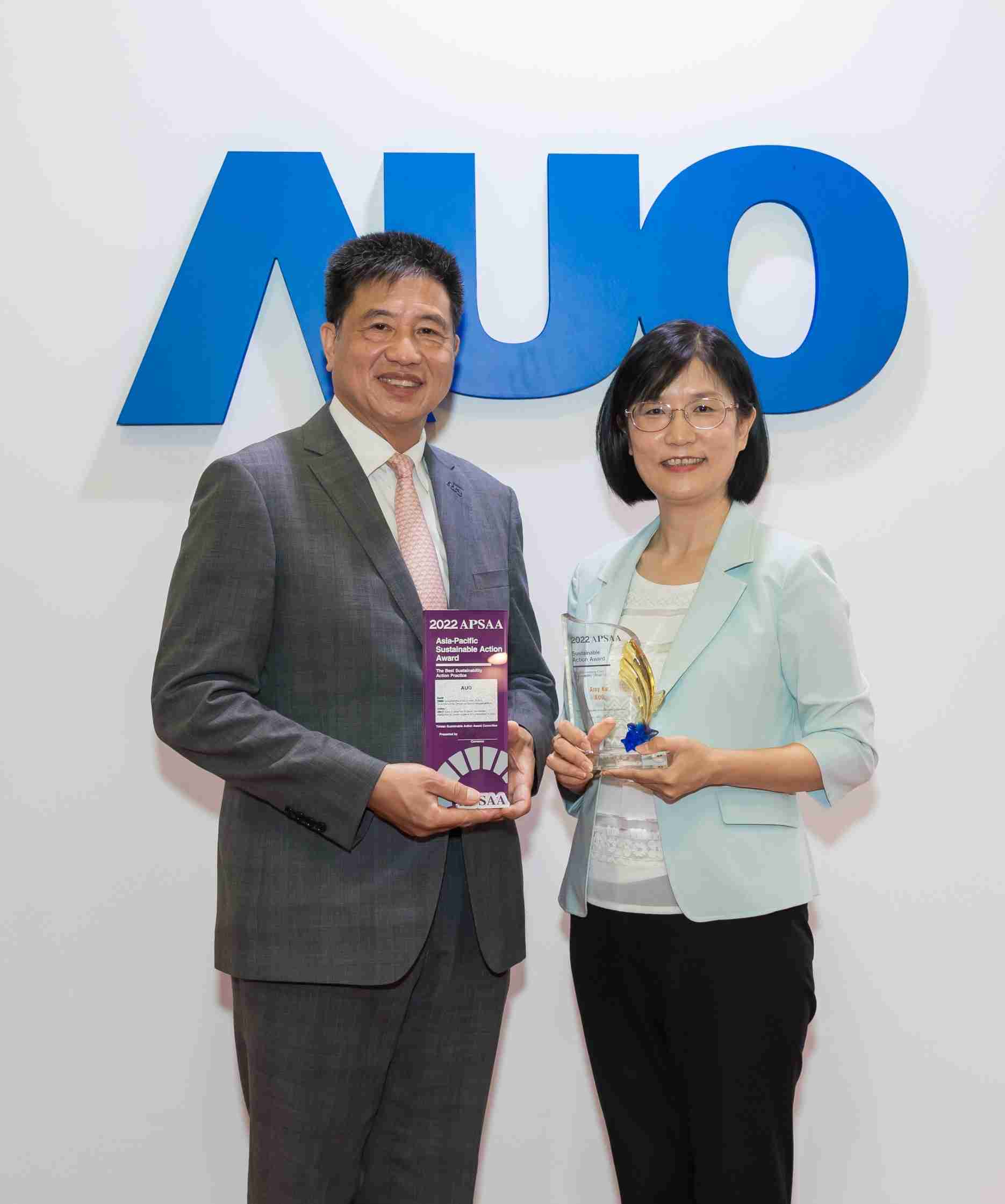 william威廉中文官网长期垫筑永续远景的基石，，，，透过ESG暨气候委员会逐步实践永续策略蓝图。。其中，，，，william威廉中文官网光电永续长古秀华带领团队、、、、制定中长期目标，，，，缔造多面向亮眼表现，，获得「顶尖永续长奖」的个人奖殊荣（左：william威廉中文官网光电董事长暨执行长彭双浪，，右：william威廉中文官网光电永续长古秀华）