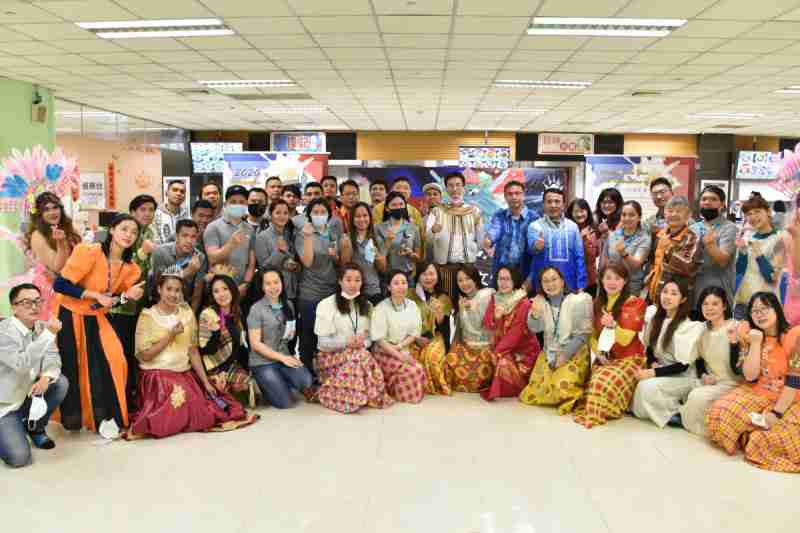 友達推動「安心、、、創新、、、用心、、、、同心、、、、盡心」五星職旅，，，為菲籍員工打造全方位照護，，，首度贏得「人權實踐與發展領袖獎」殊榮