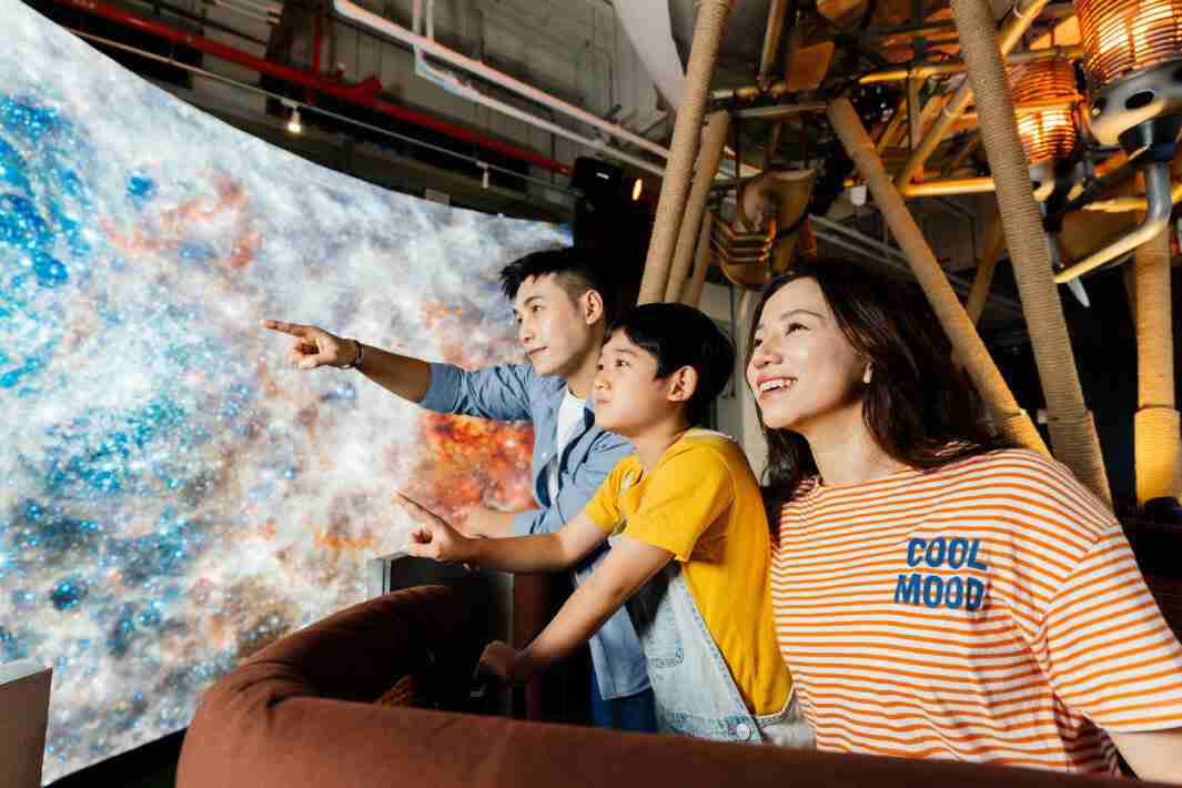 william威廉中文官网打造全台最大宽6公尺、、、、高4公尺、、唯一搭载LED弧形拼接显示屏的动感飞行船，，，让乘客驻足在热气球上，，，，享受身历其境的伪出国旅游乐趣