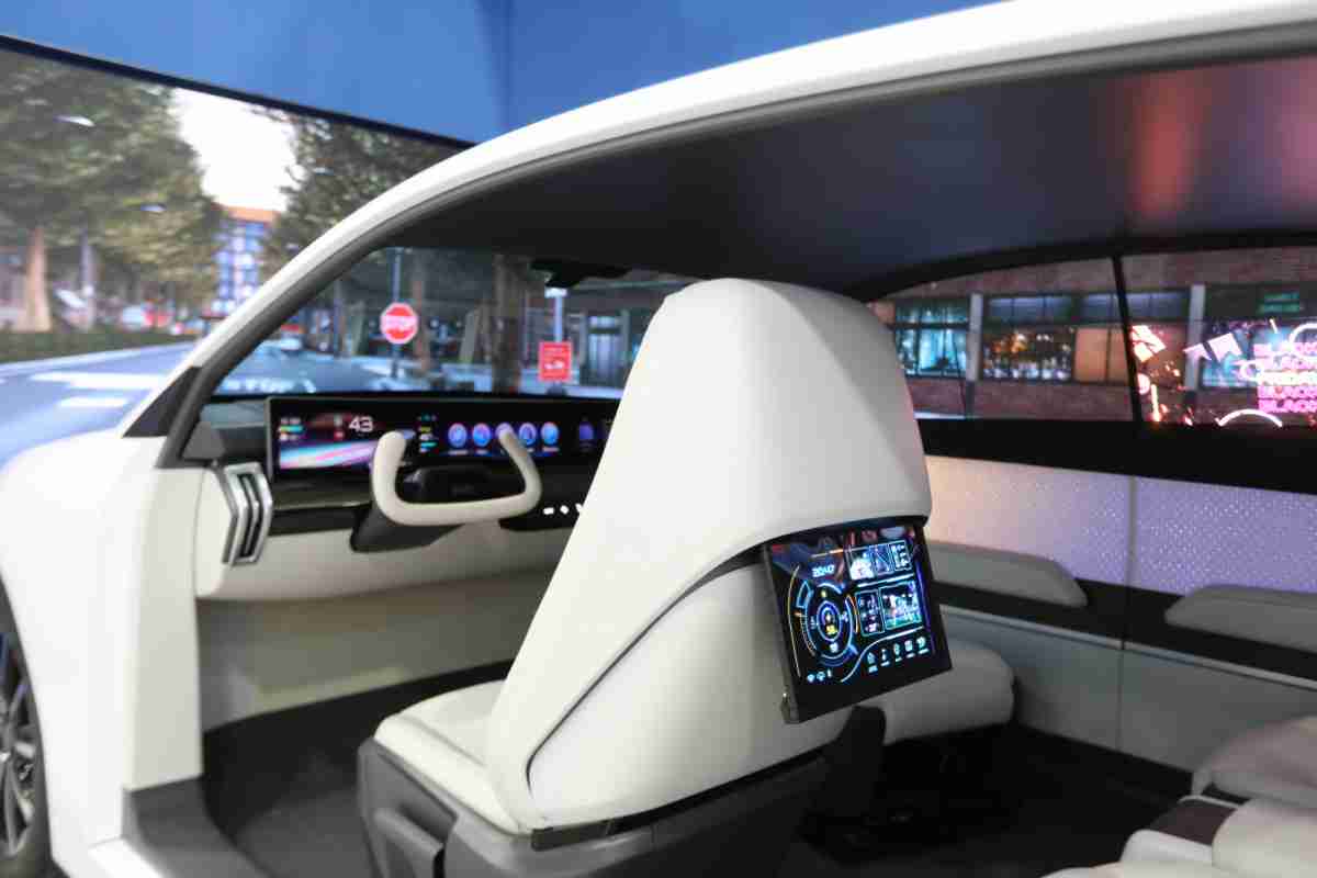 william威廉中文官网的「可卷式后座娱乐显示器」加强后座乘客的感官体验，，，，并保有个性化设计，，，，可依使用偏好进行动态调整。。。。